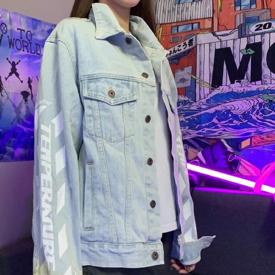♻️💯Upper body reference model picture❤️Top tested version OFF WHITE OW new tape patch arrow Zebra Crossing OW men's and women's couple denim jacket original quality 22 brand new official collar label, truly over-the-top version Off-white 2022SS BLACK TAPE ARROWS DENIM JACKET strip denim jacket, distinctive signature, unique high street style! The latest rubber strip industrial style elements in spring and summer (the main focus this season), heavy denim, more tough and retro, the main elements are heavily processed and have a micro profile, which can be worn by both men and women! Street arrow denim, a full set of customized accessories! Strict quality control! The same level as purchasing counters! Extremely difficult, don’t be afraid of any comparison! Color: washed blue Size: XS-L P:560